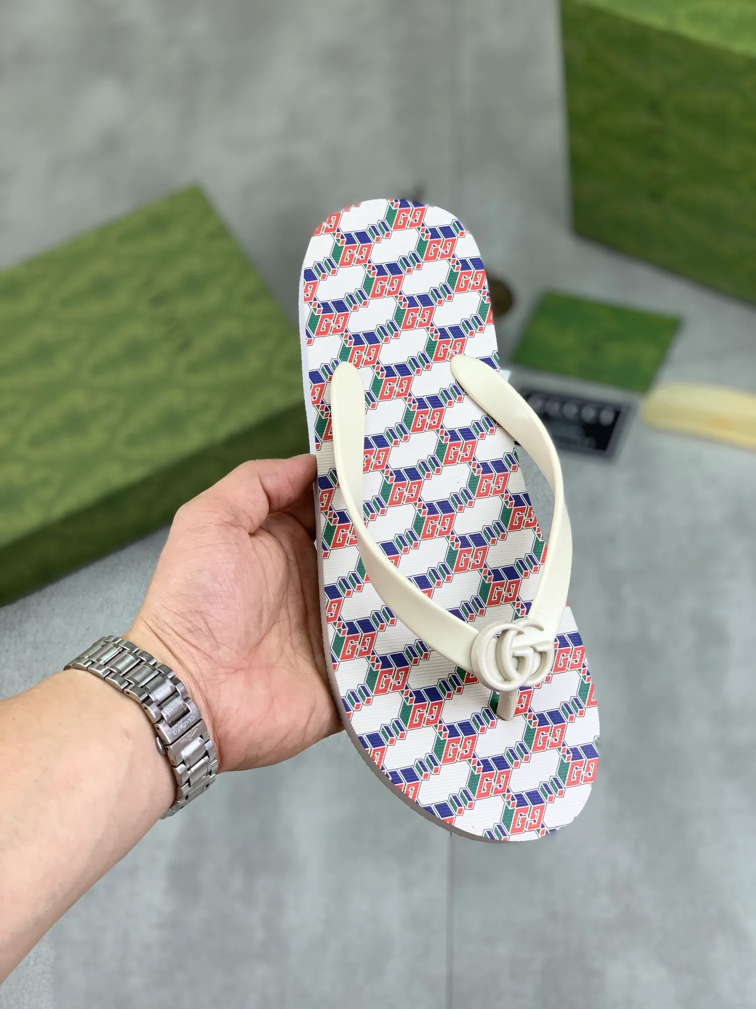 Men's men's shoes 💰P220💰【New style】🆘【GUCCI】Official website's popular Gucci adult couple 🧑‍🤝‍🧑 style, children's flip-flops are on sale at the counter simultaneously! Original fabric imported from Italy. Original bottom provided by the original factory. Size: Adult 36-45. Children’s size: 30-37. Multiple colors available.